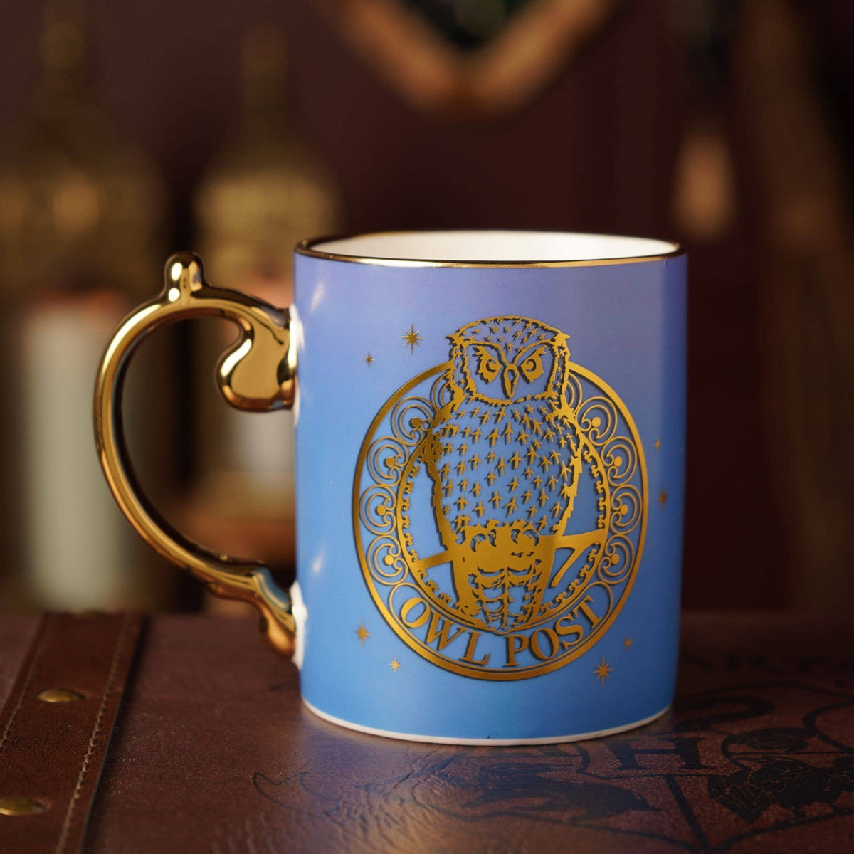 Mug en céramique Harry Potter Owl Post bleu profond à détails dorés, collection Warner Bros