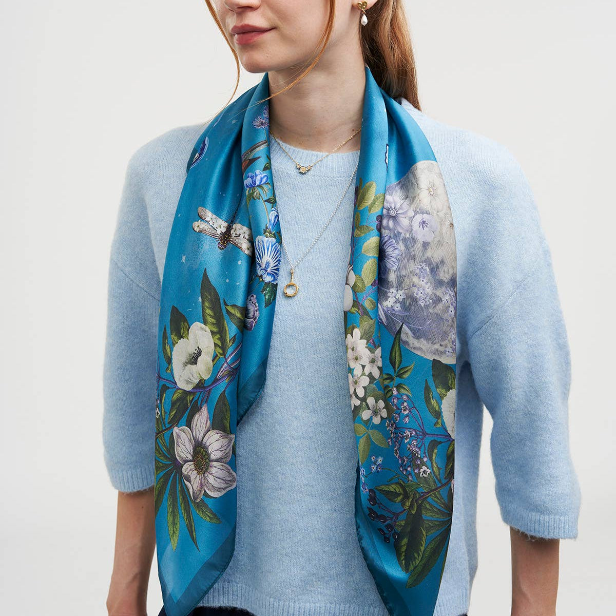 Foulard carré Midnight Garden – Papillons, fleurs et lune – Fable England