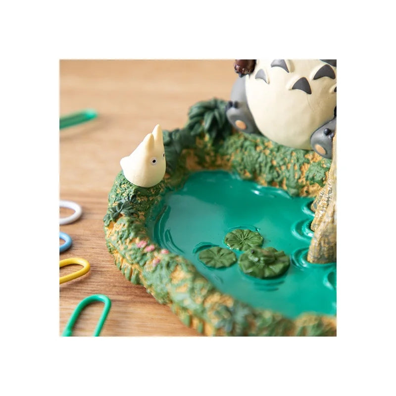 Porte-stylo Totoro – Scène du lac avec tronc d’arbre – Studio Ghibli