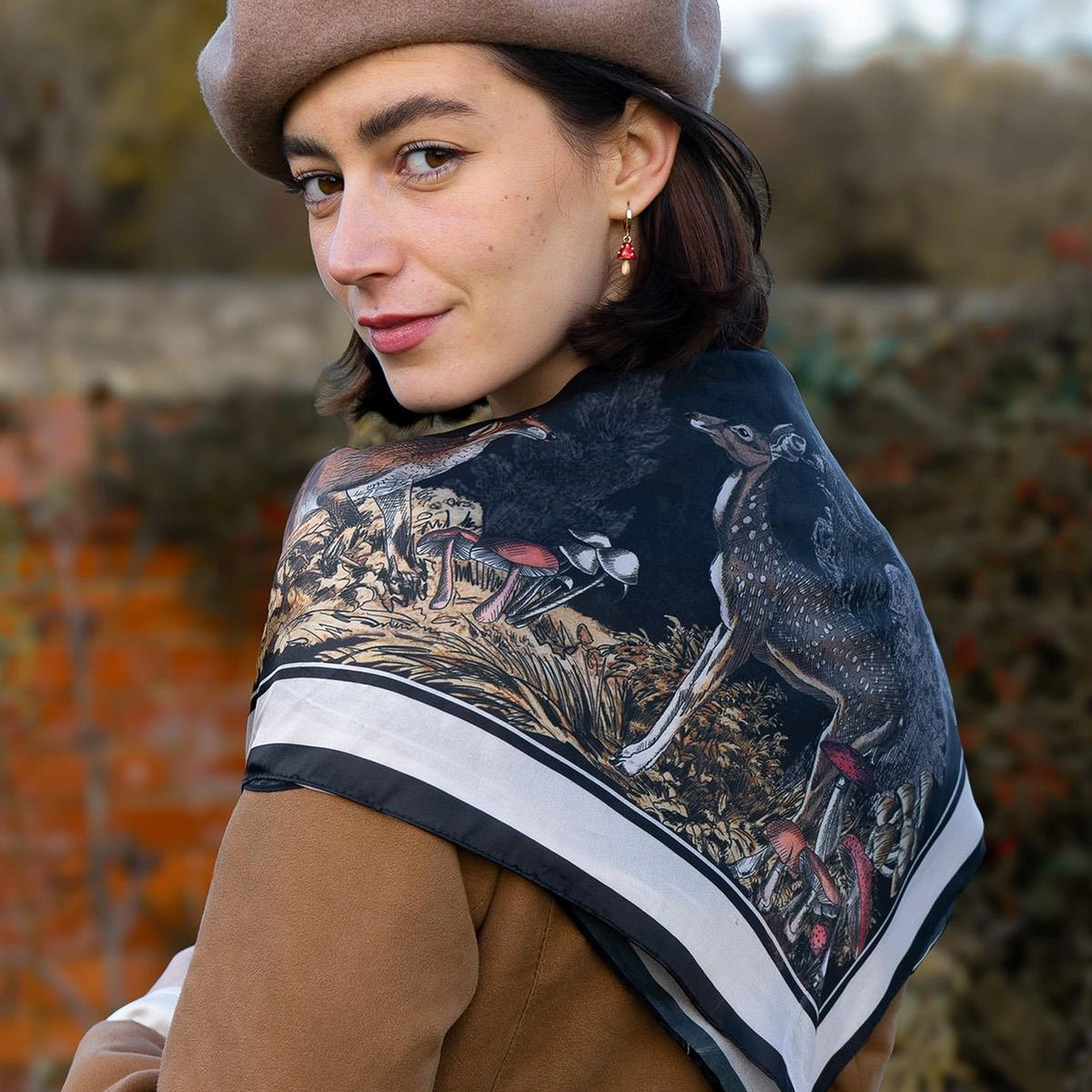 Foulard Fable England – Forêt nocturne avec renard et cerf