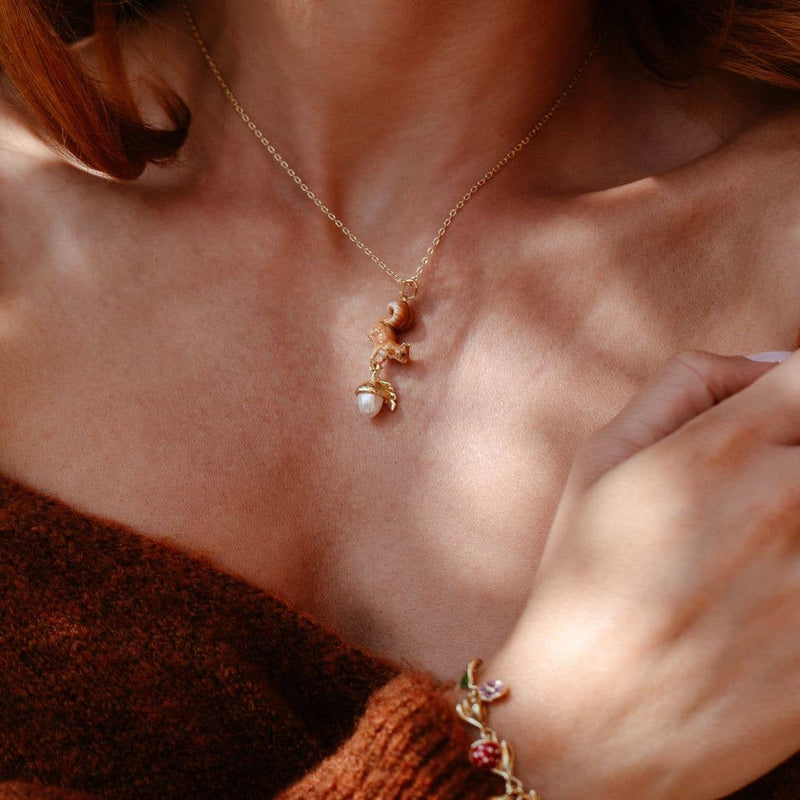 Collier Bill Skinner – Écureuil & Gland Plaqué Or – Pendentif Émaillé