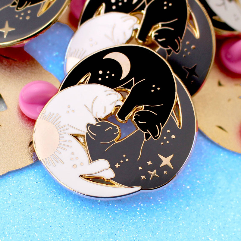 Pin’s Trio de Chats – Soleil, Lune & Étoiles