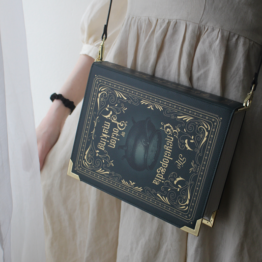 Sac à main L’Encyclopédie de la Fabrication de Potions – Sac livre vert style grimoire