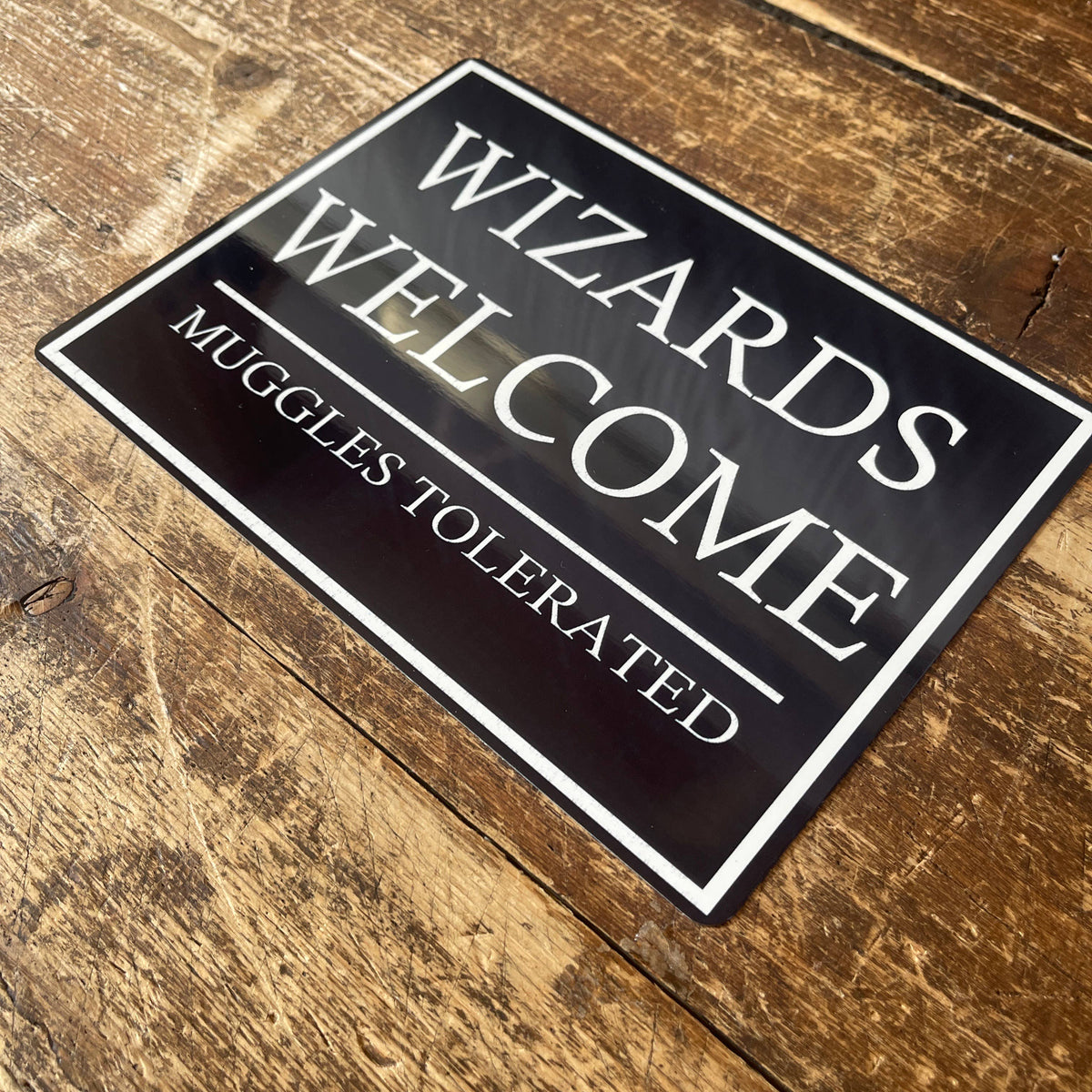 Plaque métal Wizards Welcome Muggles Tolerated