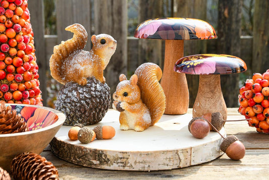 Figurine Écureuil sur Pomme de Pin Pailletée