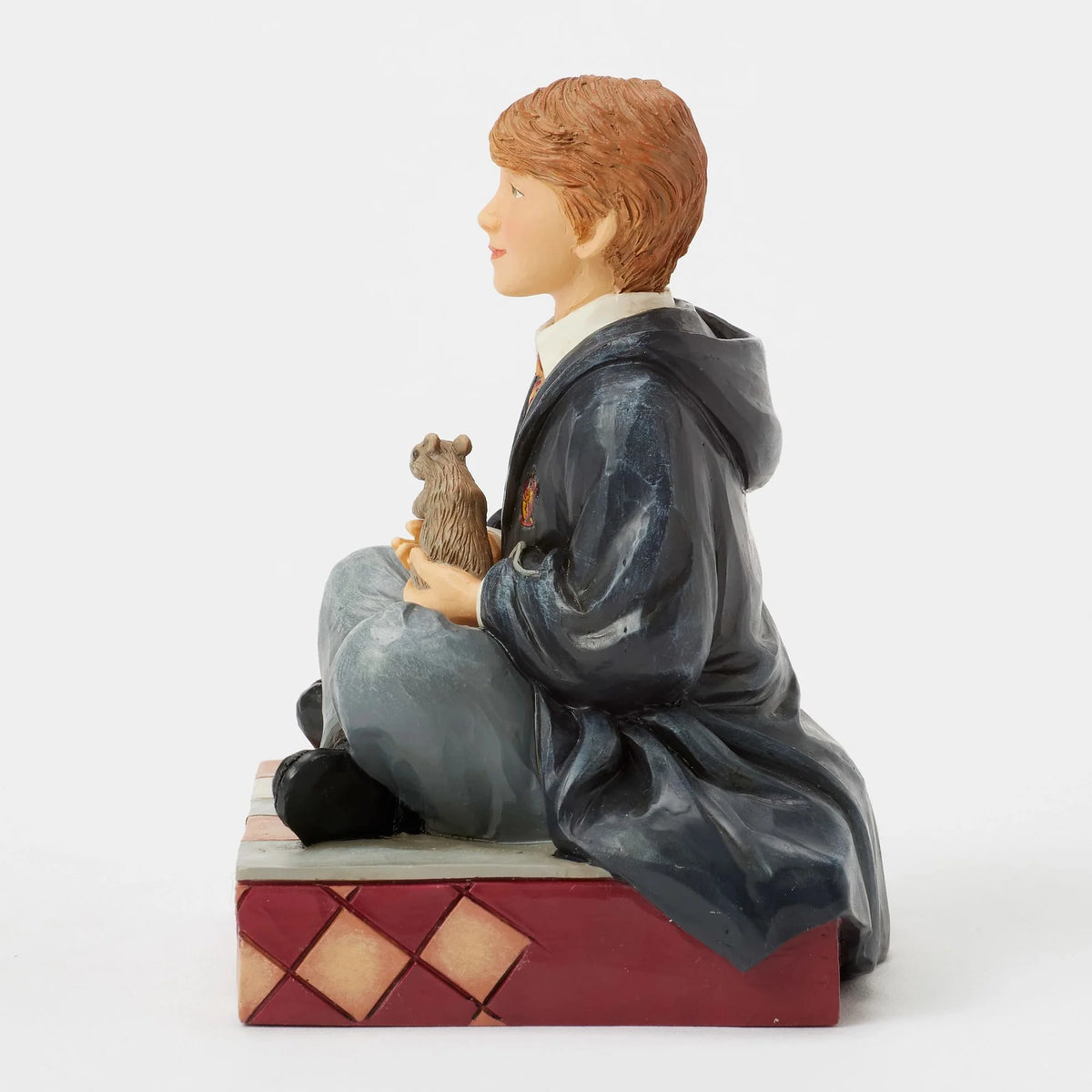 Figurine Ron Weasley assis avec Croutard – Collection Jim Shore