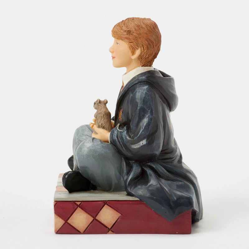 Figurine Ron Weasley assis avec Croutard – Collection Jim Shore