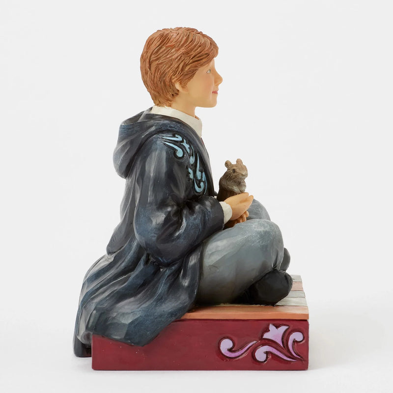 Figurine Ron Weasley assis avec Croutard – Collection Jim Shore