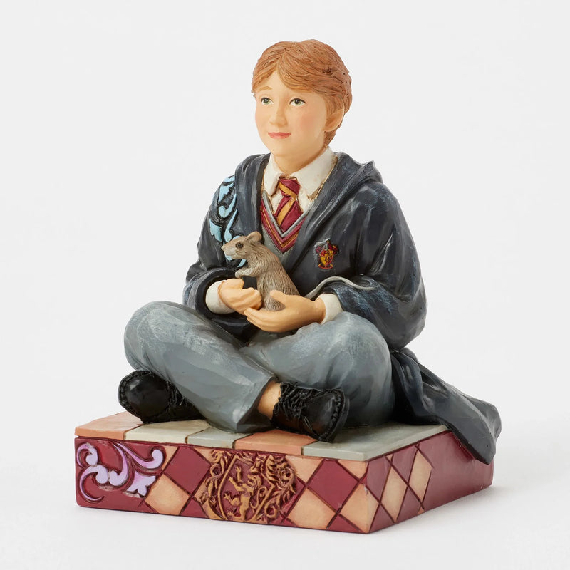 Figurine Ron Weasley assis avec Croutard – Collection Jim Shore