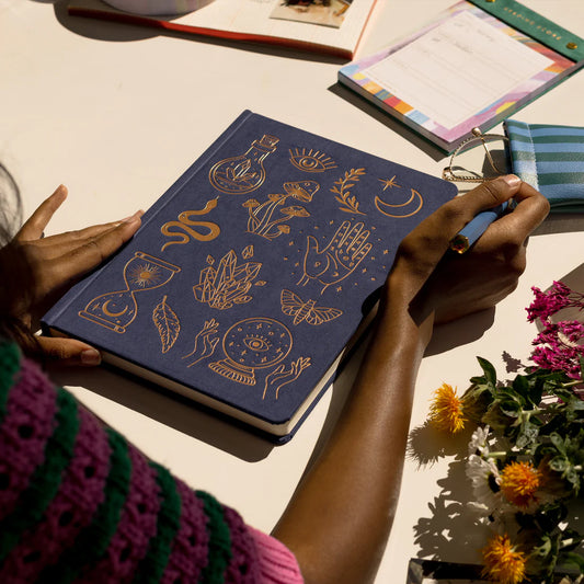 Carnet Mystique – Couverture en daim végétalien bleu nuit – 200 pages lignées
