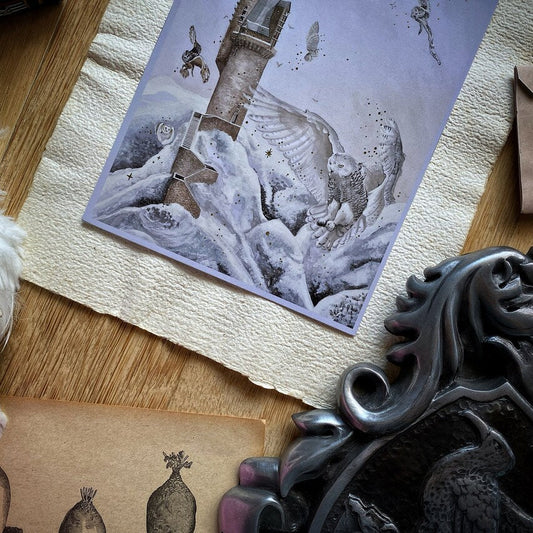 Illustration A5 Tour enneigée & chouettes – Univers magique