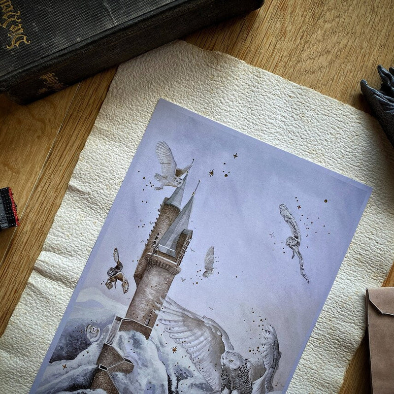 Illustration A5 Tour enneigée & chouettes – Univers magique