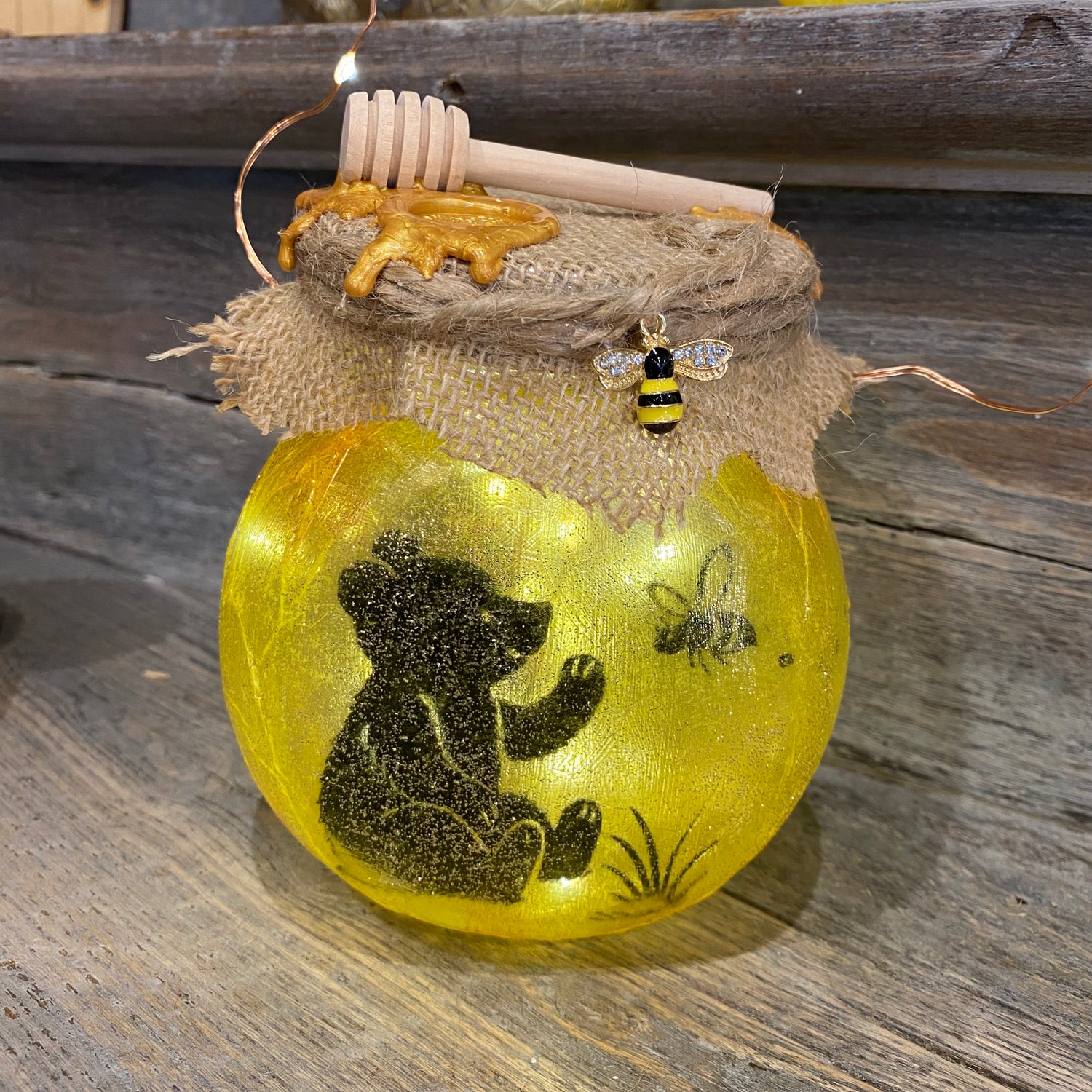 Lanterne artisanale en verre – Inspirée de Winnie et son pot de miel