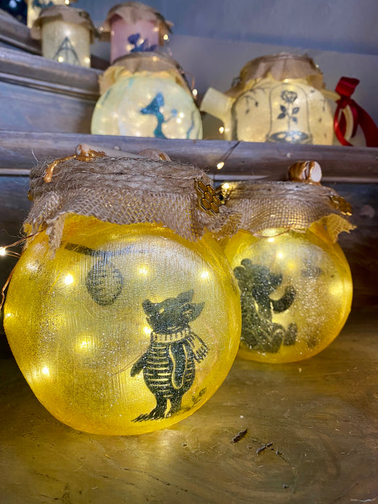 Lanterne artisanale en verre – Inspirée de Winnie et son pot de miel
