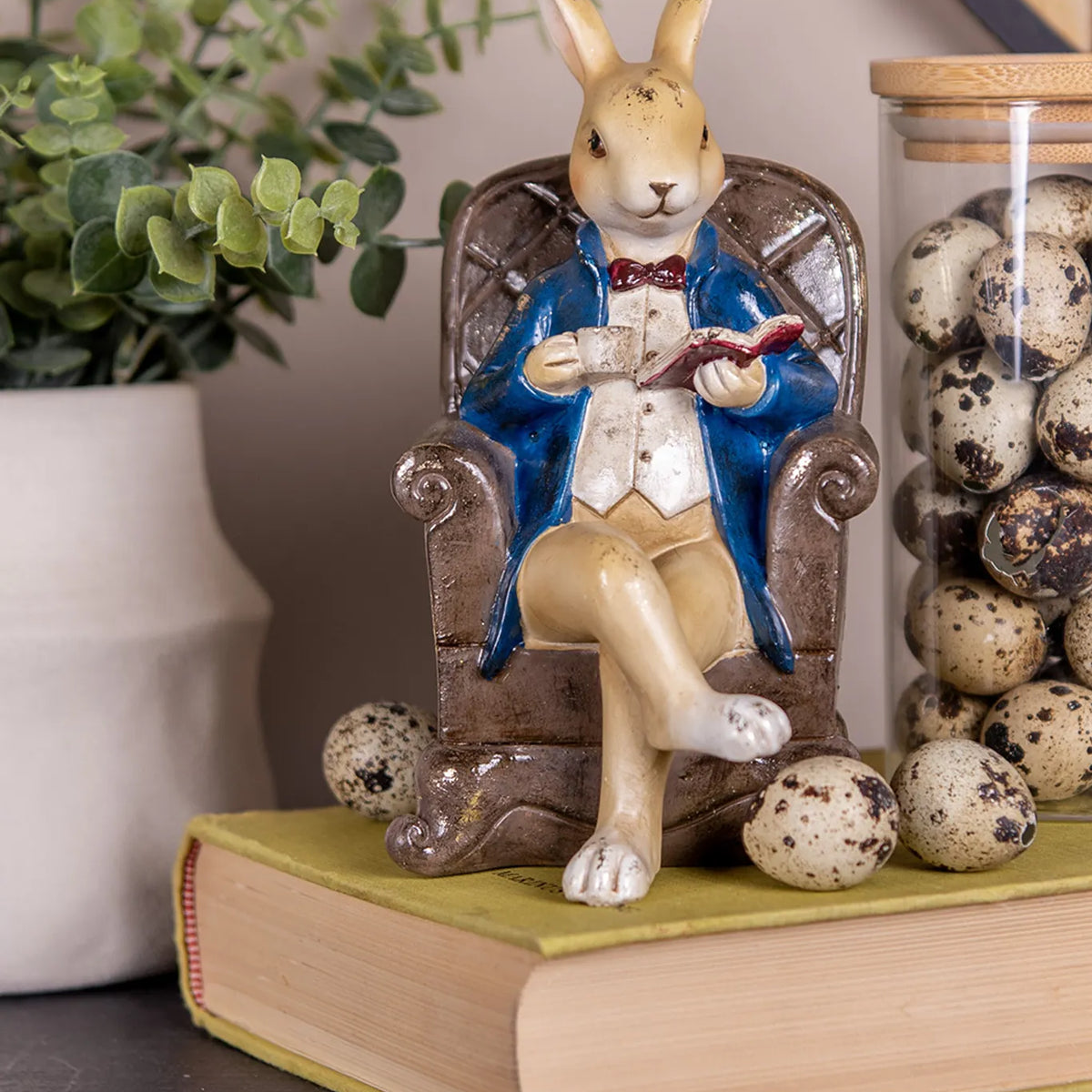 Figurine Lapin Lecteur sur Fauteuil – Style Maison de Campagne