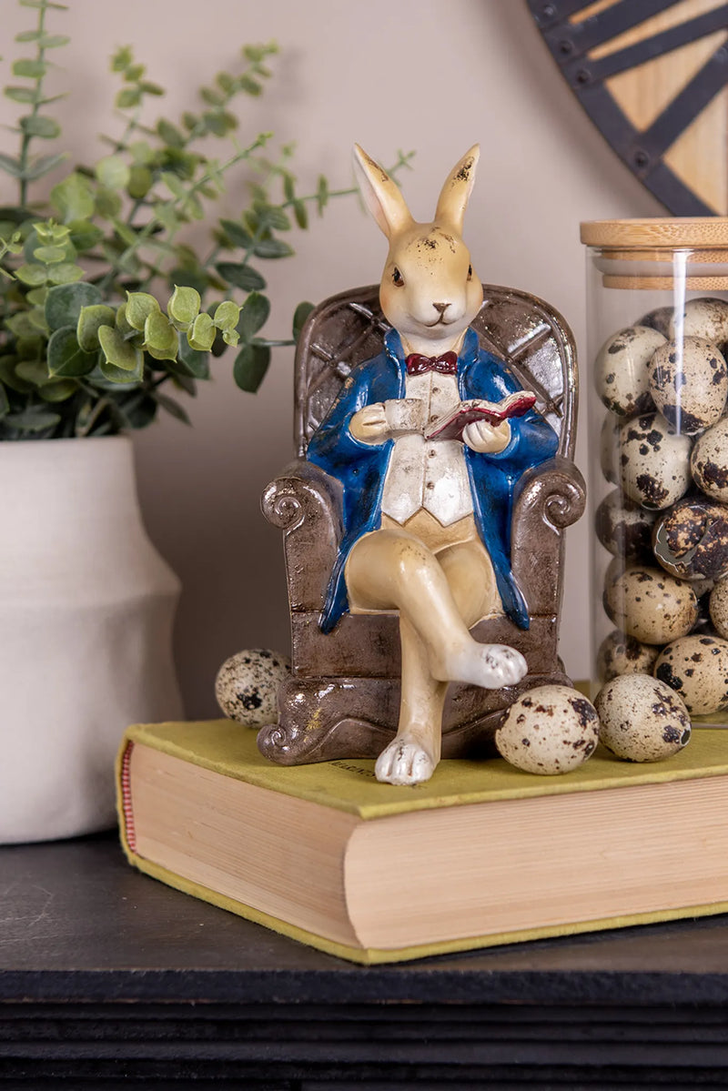 Figurine Lapin Lecteur sur Fauteuil – Style Maison de Campagne