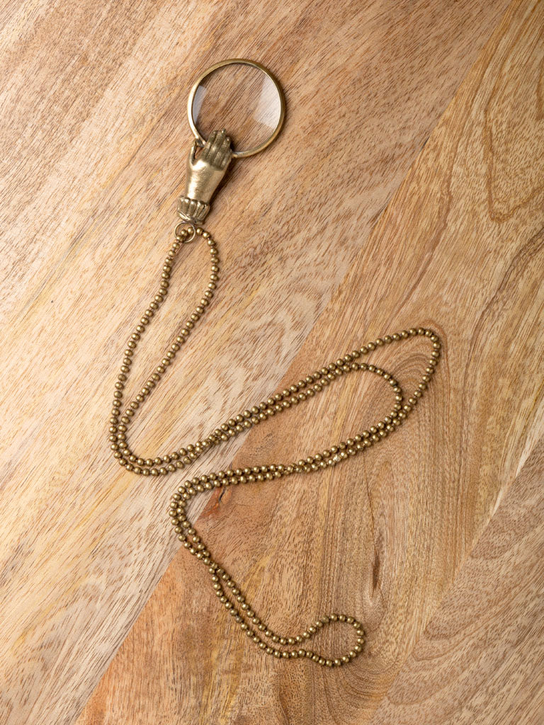 Loupe bijou avec main sculptée – Style Cabinet de Curiosités