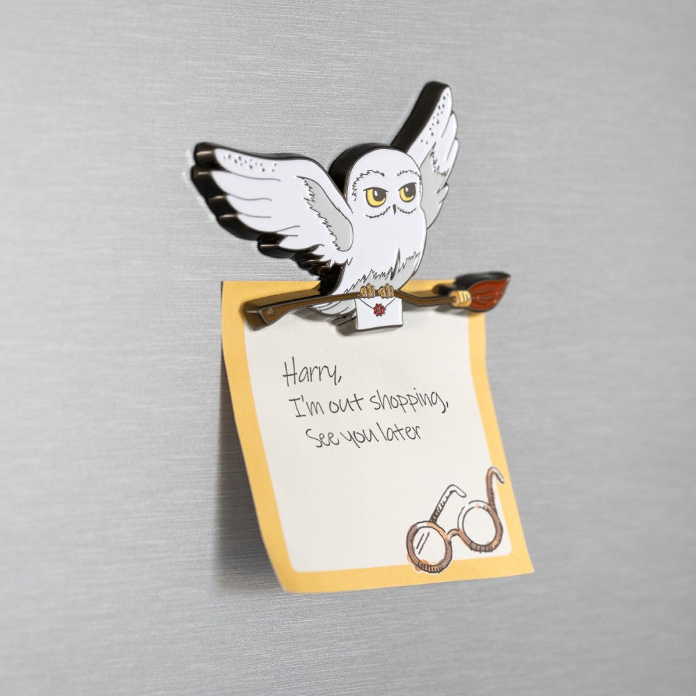 Magnet officiel Harry Potter – Hedwige en vol avec lettre et balai