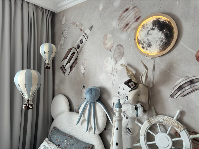 Montgolfières en tissu décoratives à suspendre, de couleur bleues, dans une chambre d'enfant