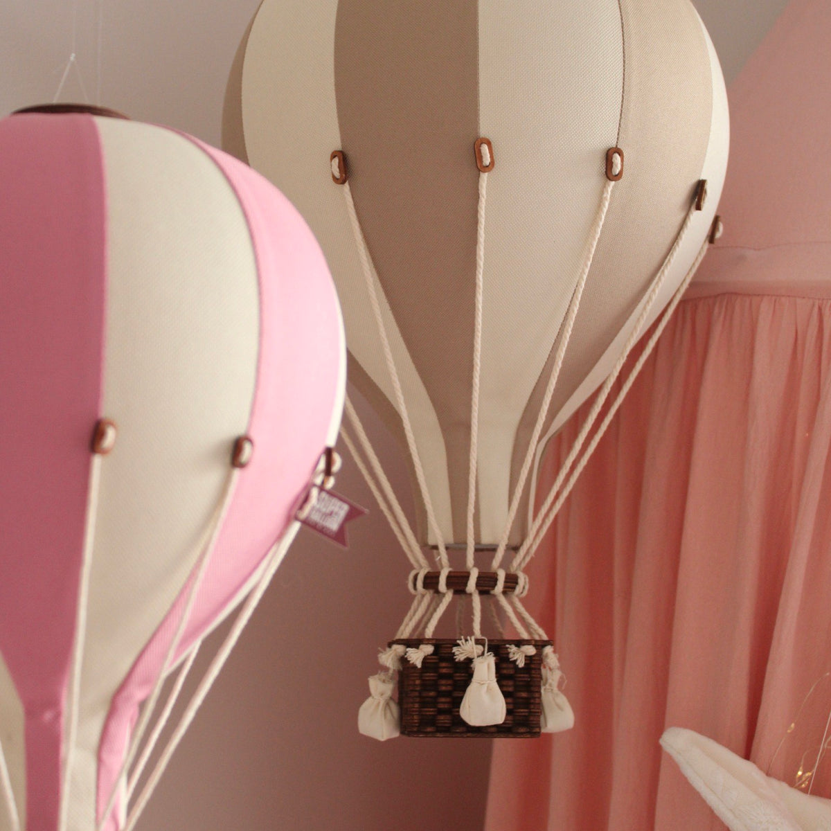 Montgolfières en tissu décoratives suspendues au plafond