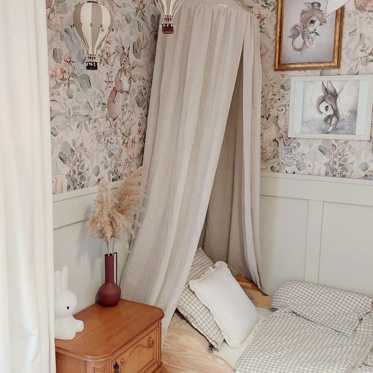 Montgolfières en tissu décoratives beiges suspendues au plafond d'une jolie chambre d'enfant vintage
