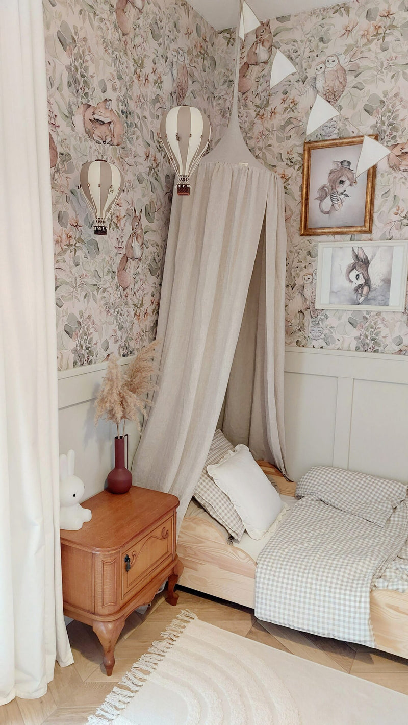 Montgolfières en tissu décoratives beiges suspendues au plafond d'une jolie chambre d'enfant vintage