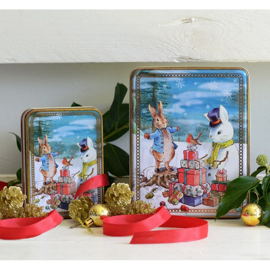 Boîte en métal Peter Rabbit de Noël dans un paysage enneigé, style vintage