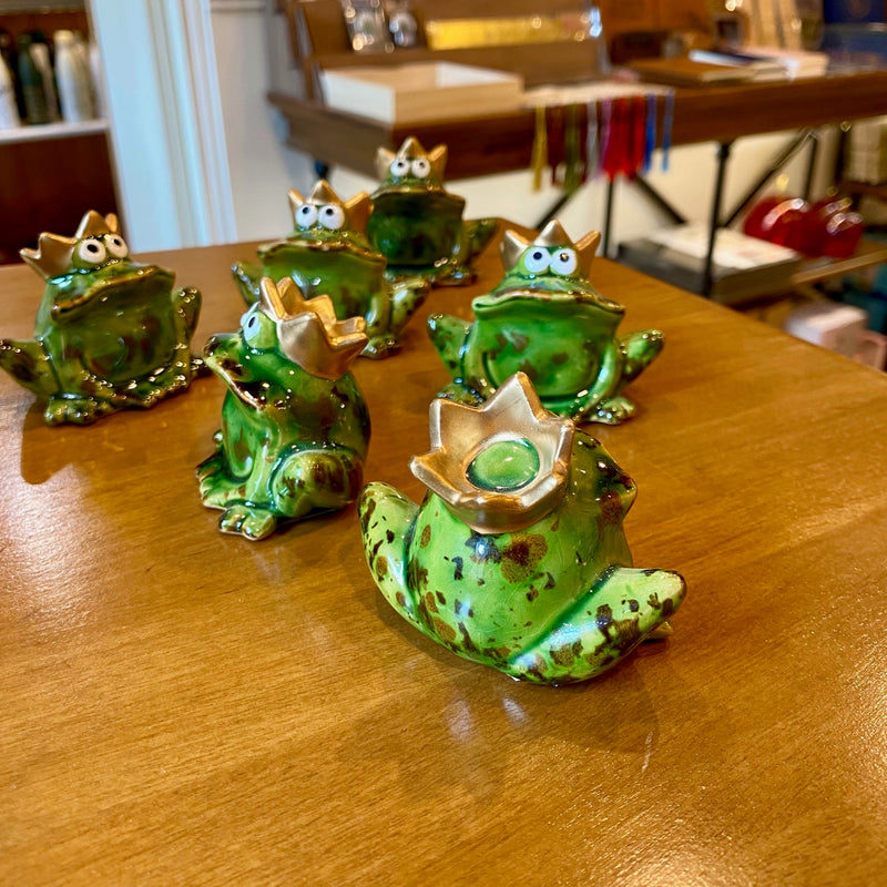 Ensemble de petites grenouilles en céramique qui portent une couronne avec une vue de dos