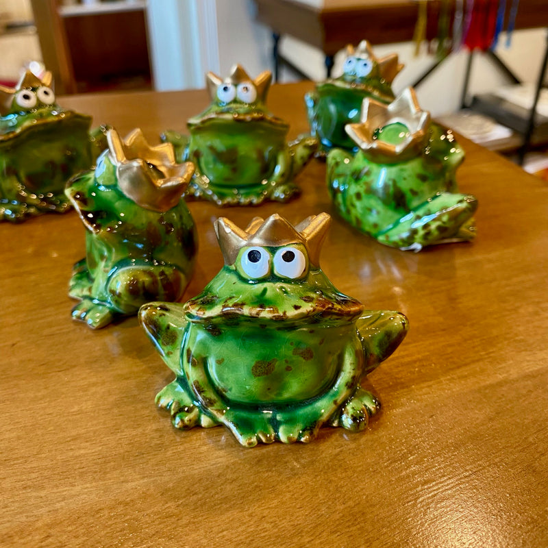 Petites grenouilles en céramique qui portent une couronne