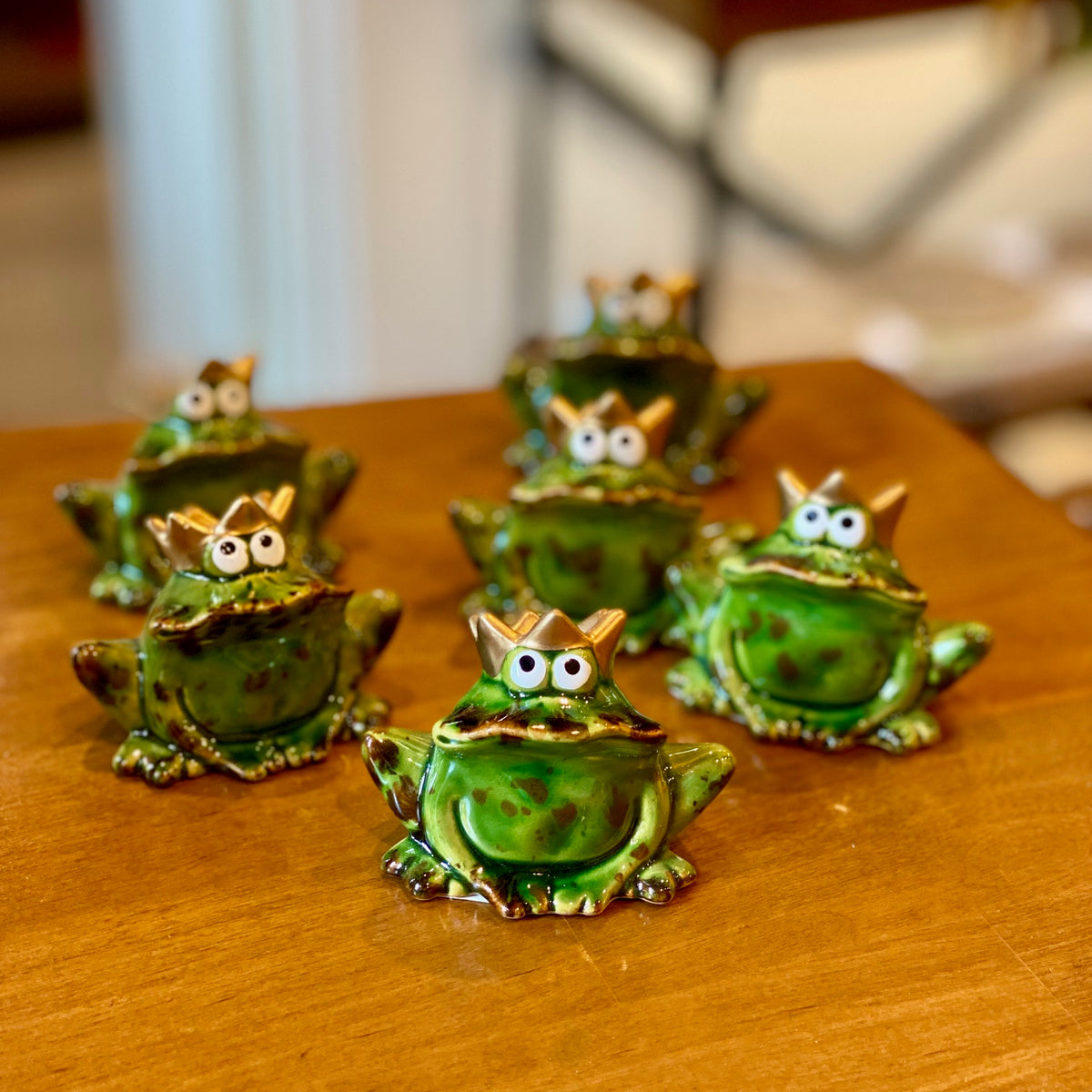Ensemble de petites grenouilles en céramique qui portent une couronne