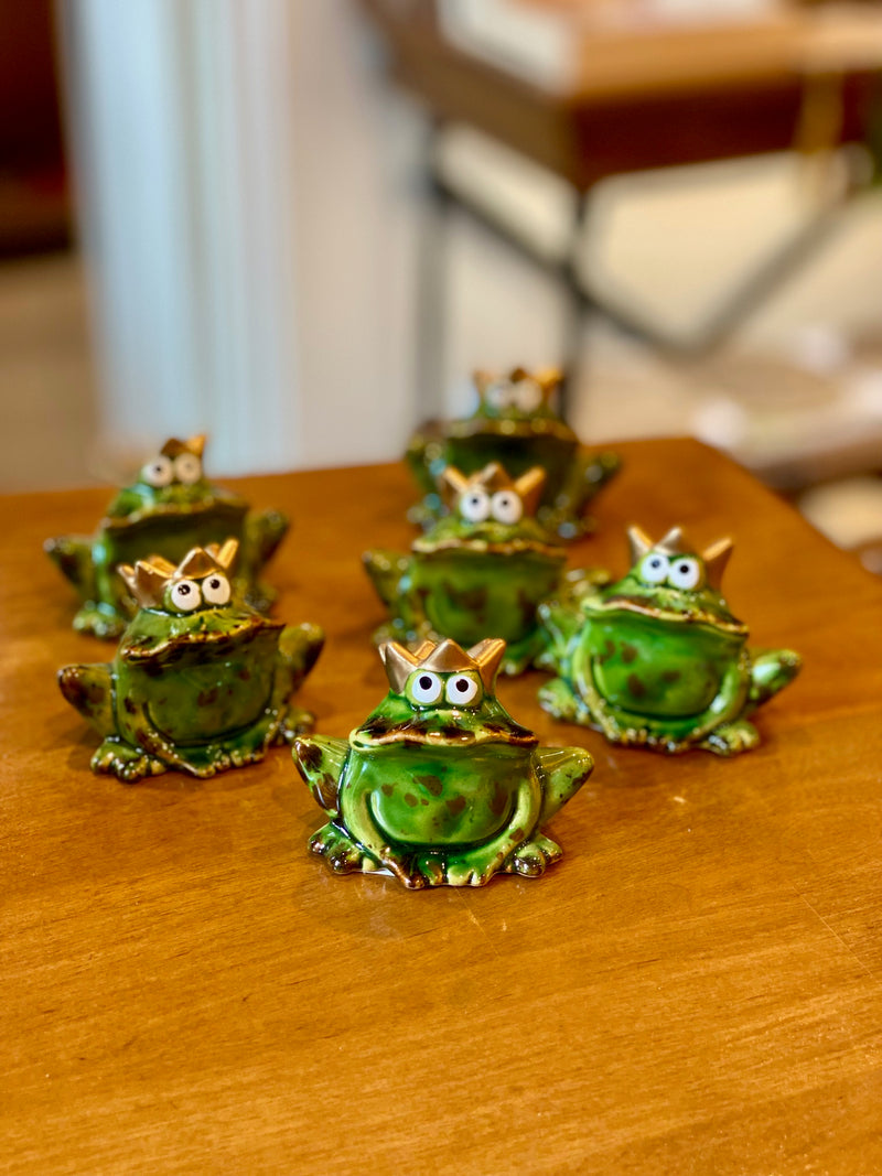 Ensemble de petites grenouilles en céramique qui portent une couronne