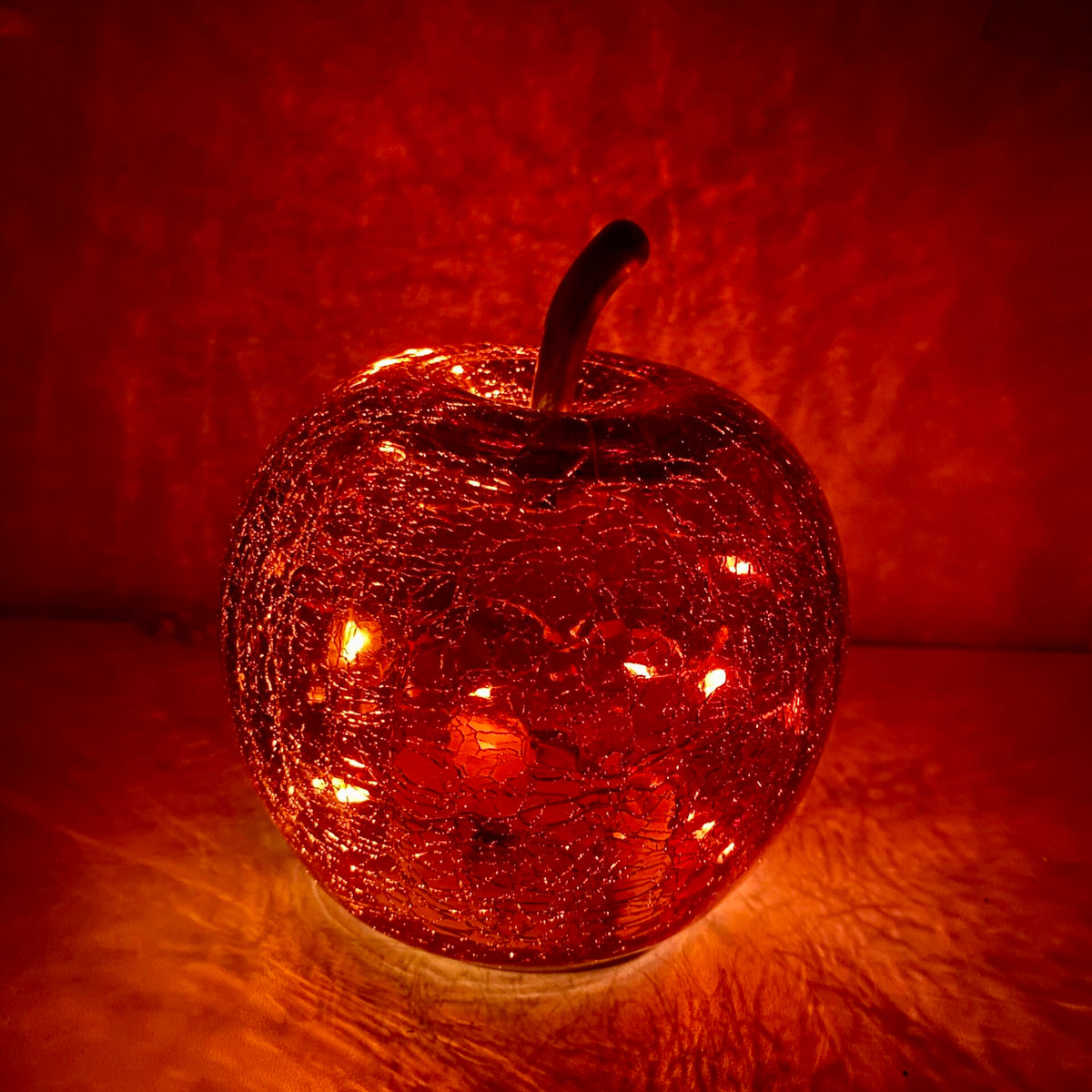 Pomme rouge illuminée en verre craquelé