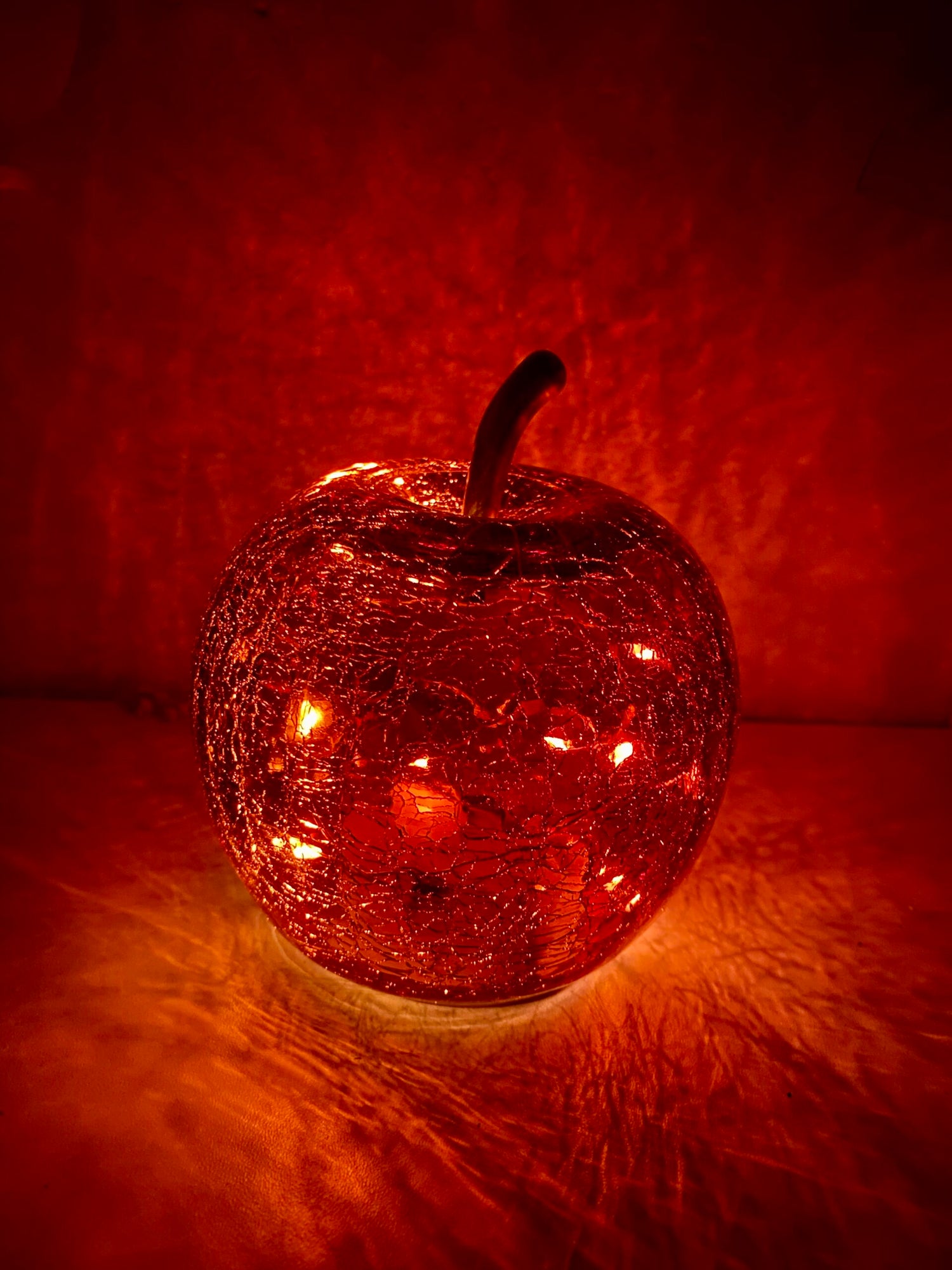 Pomme rouge illuminée en verre craquelé