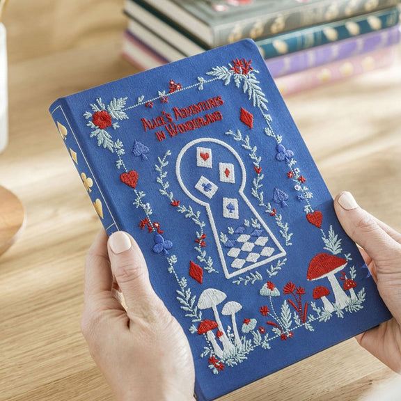 Carnet de notes A5 Alice au Pays des Merveilles, couverture en tissu bleu brodée