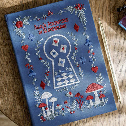Carnet de notes A5 Alice au Pays des Merveilles, couverture en tissu bleu brodée