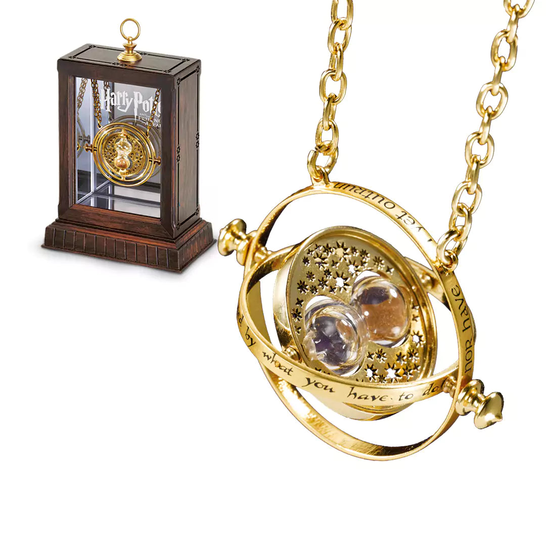 Collier Retourneur de Temps de Hermione en plaqué Or, dans son présentoir en bois, fournisseur The Noble Collection