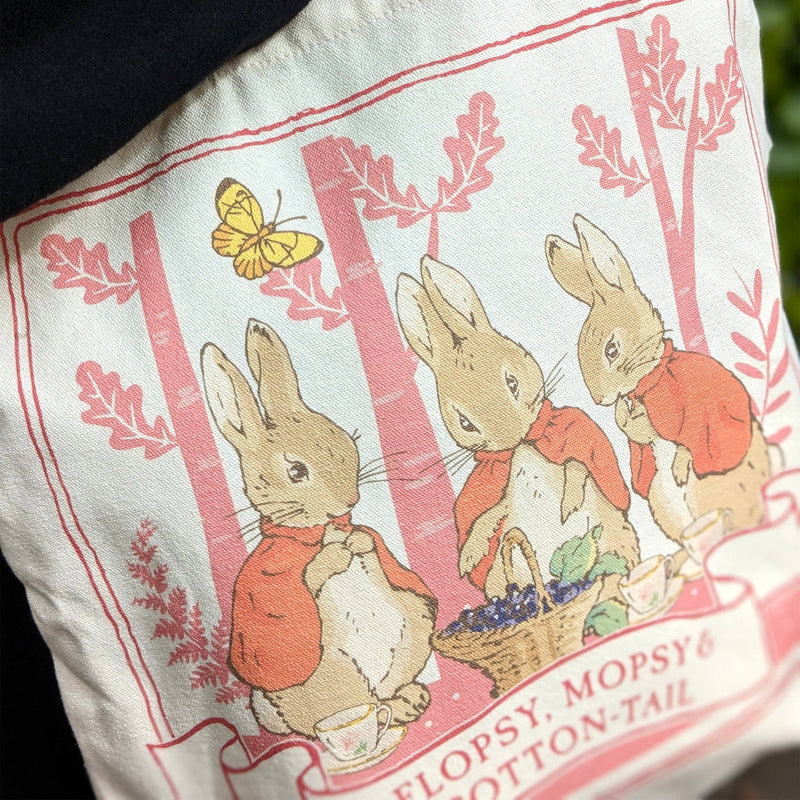 Zoom sur le tote bag de Flopsy, Mopsy et Cotton tail