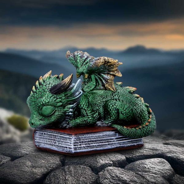 Figurine Dragon Vert « Where Dragons Dream » – Dragon endormi sur grimoire
